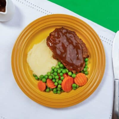 1095. traditional meatloaf & gravy